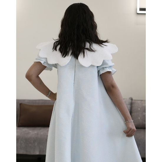 صورة فستان بناتي سماوي مشجر ورود بتصميم خصر مفتوح ودلعة بيضاء - 1200